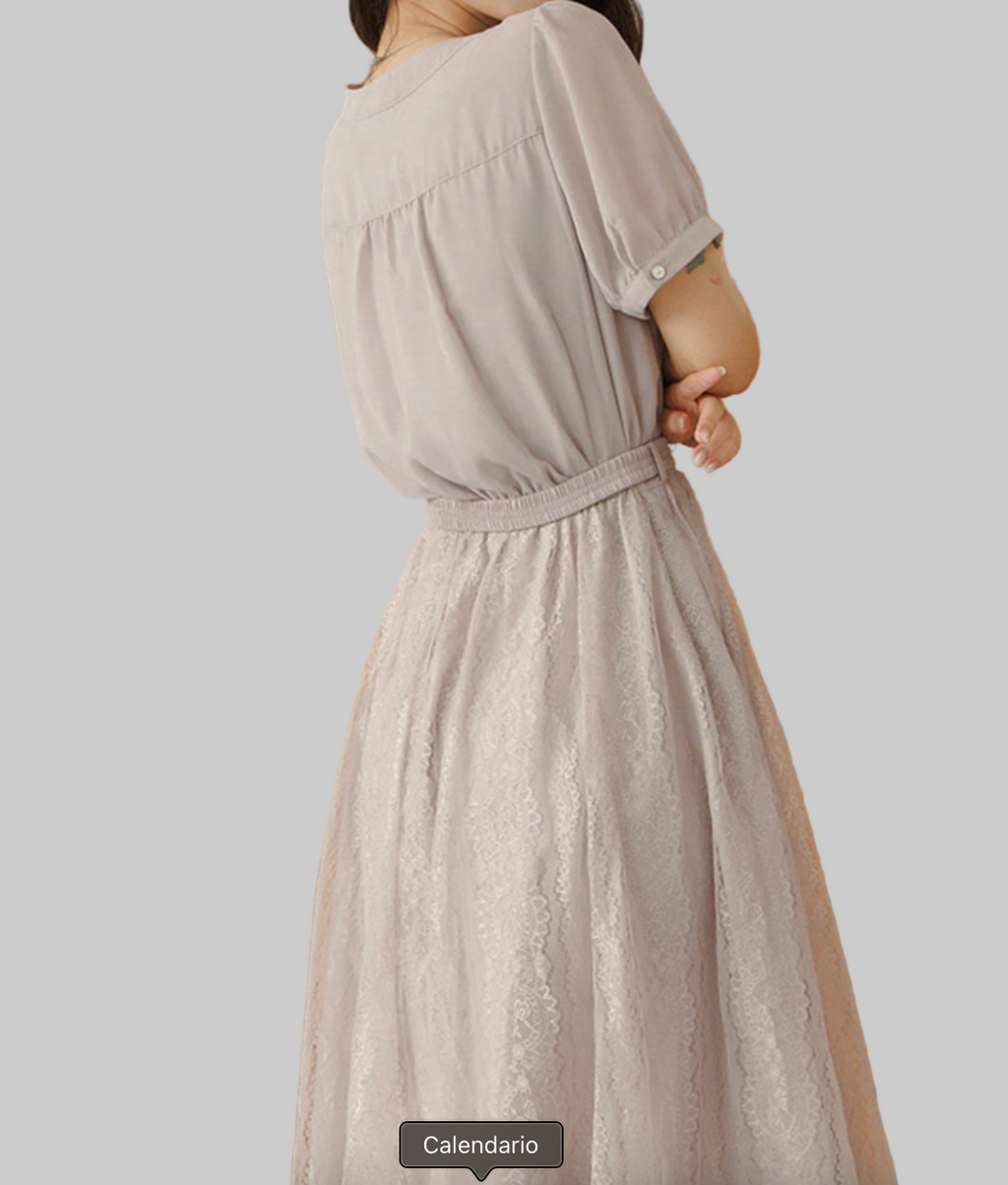 Robe élégante en dentelle avec ceinture florale