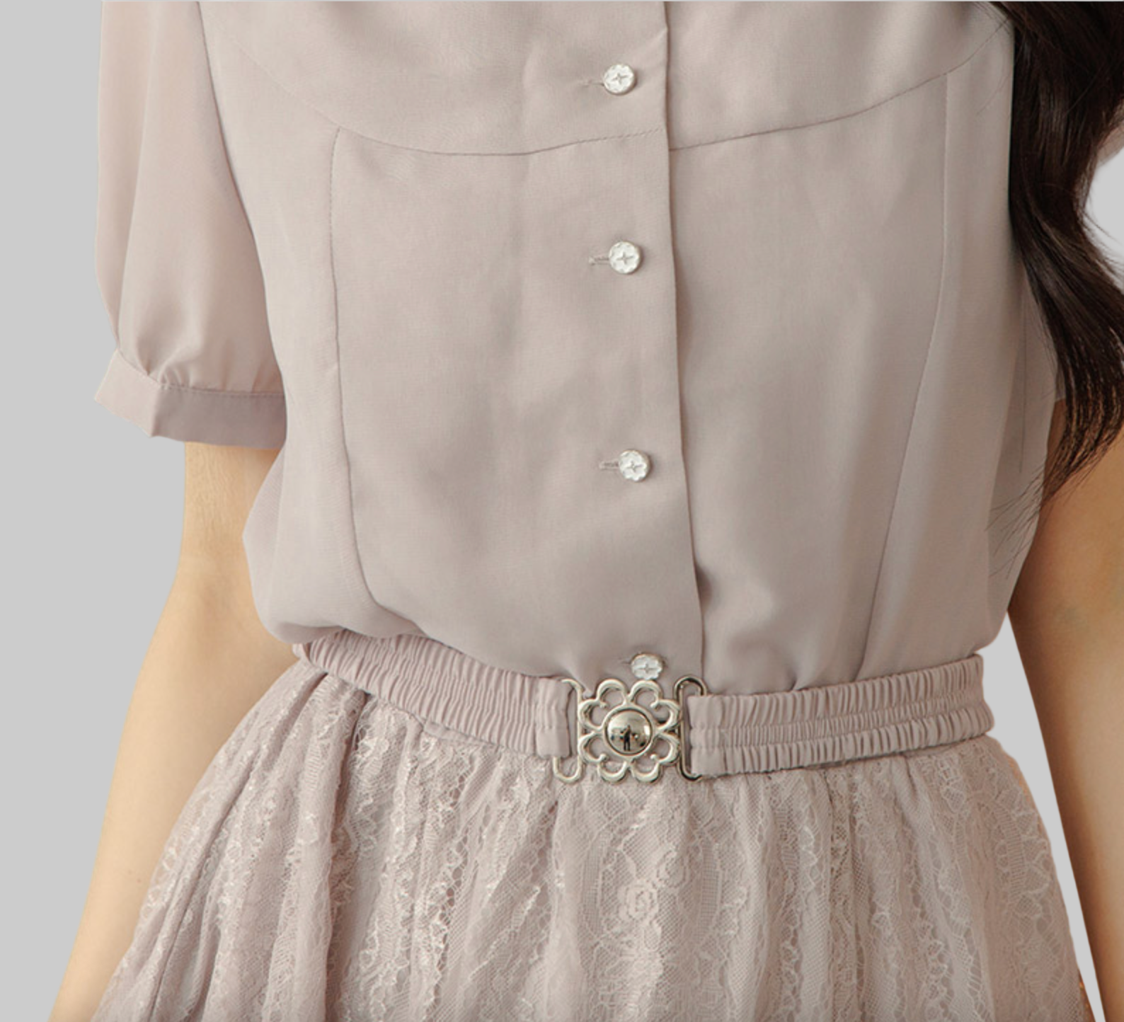 Robe élégante en dentelle avec ceinture florale