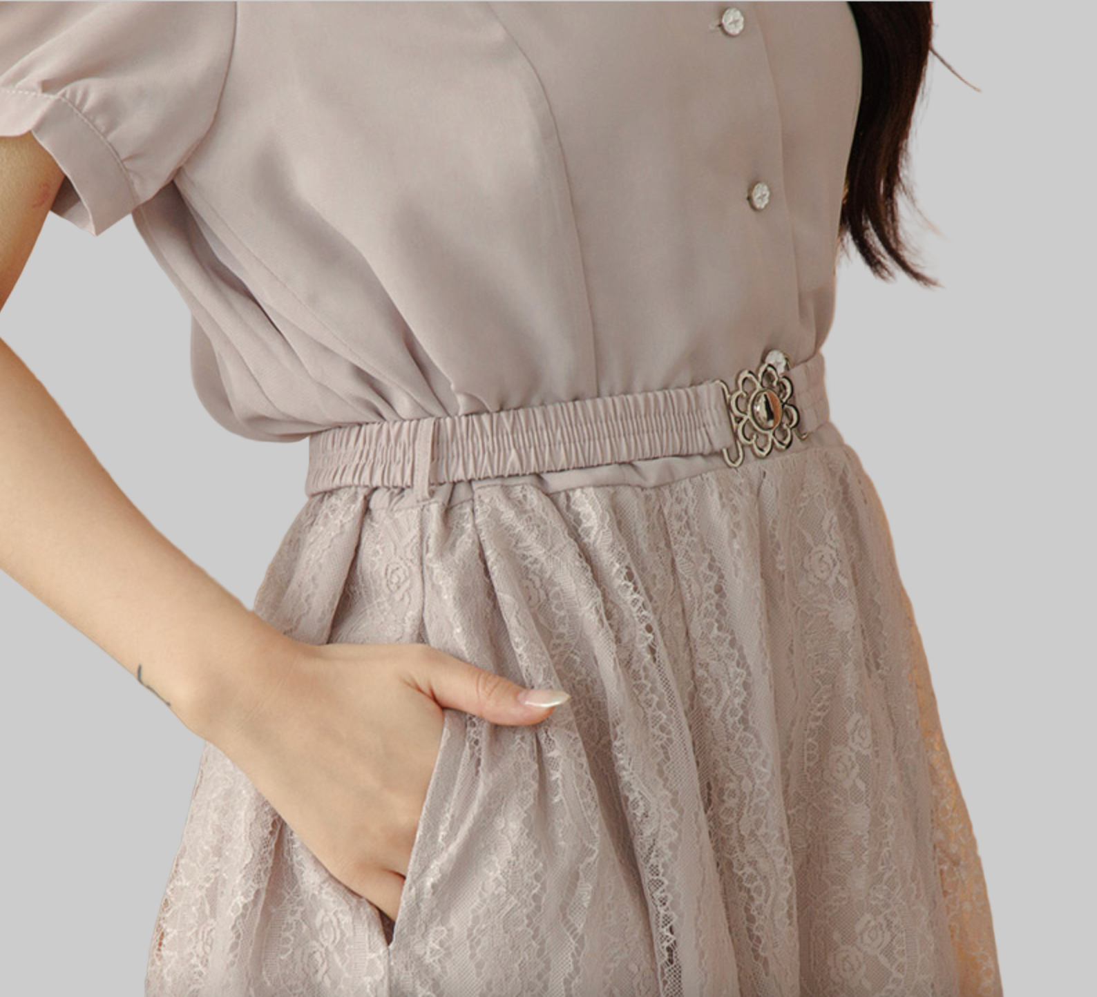Robe élégante en dentelle avec ceinture florale