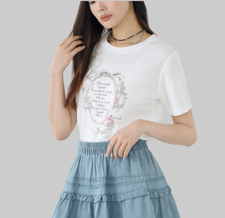 Camiseta Blanca con Estampado Floral Romántico