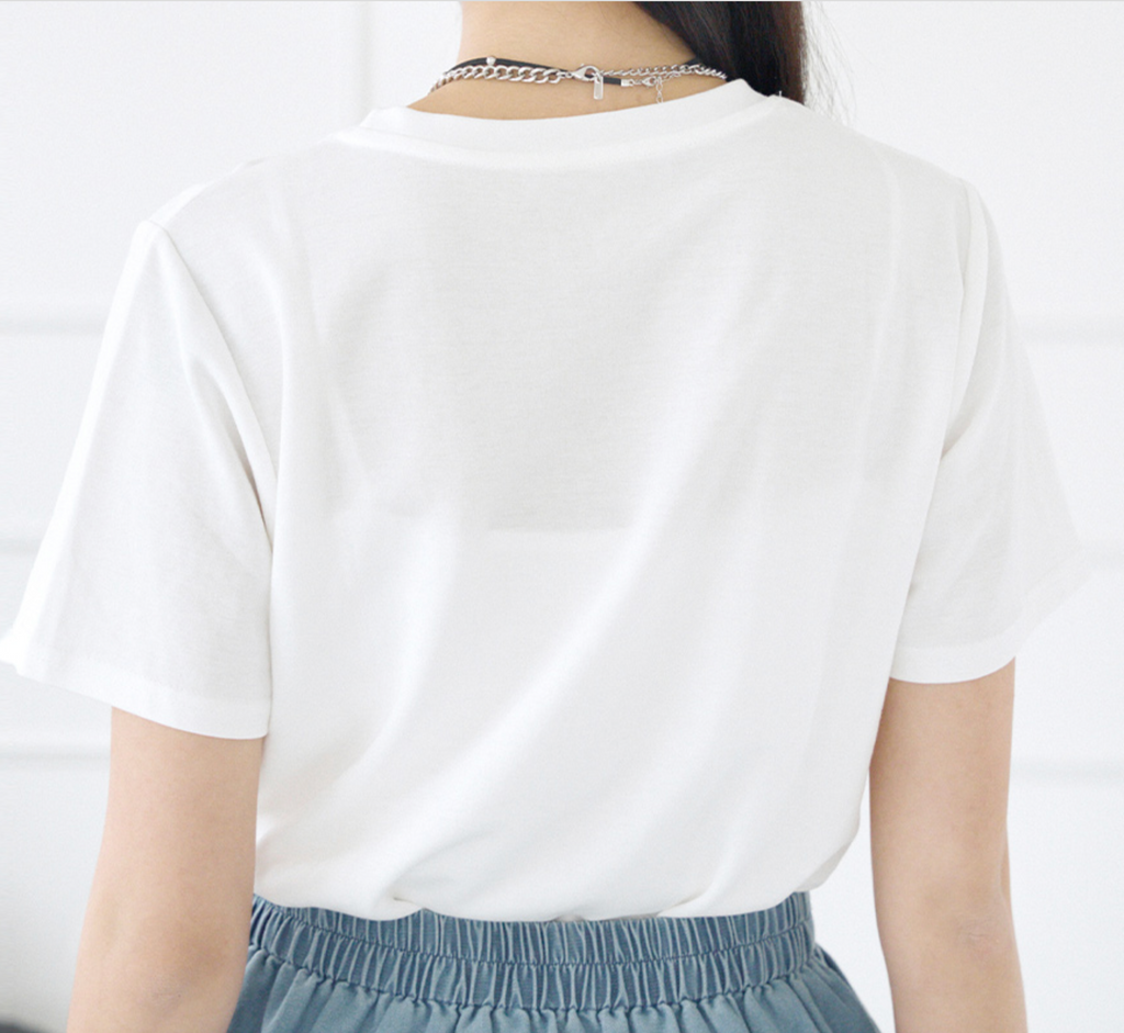Camiseta Blanca con Estampado Floral Romántico