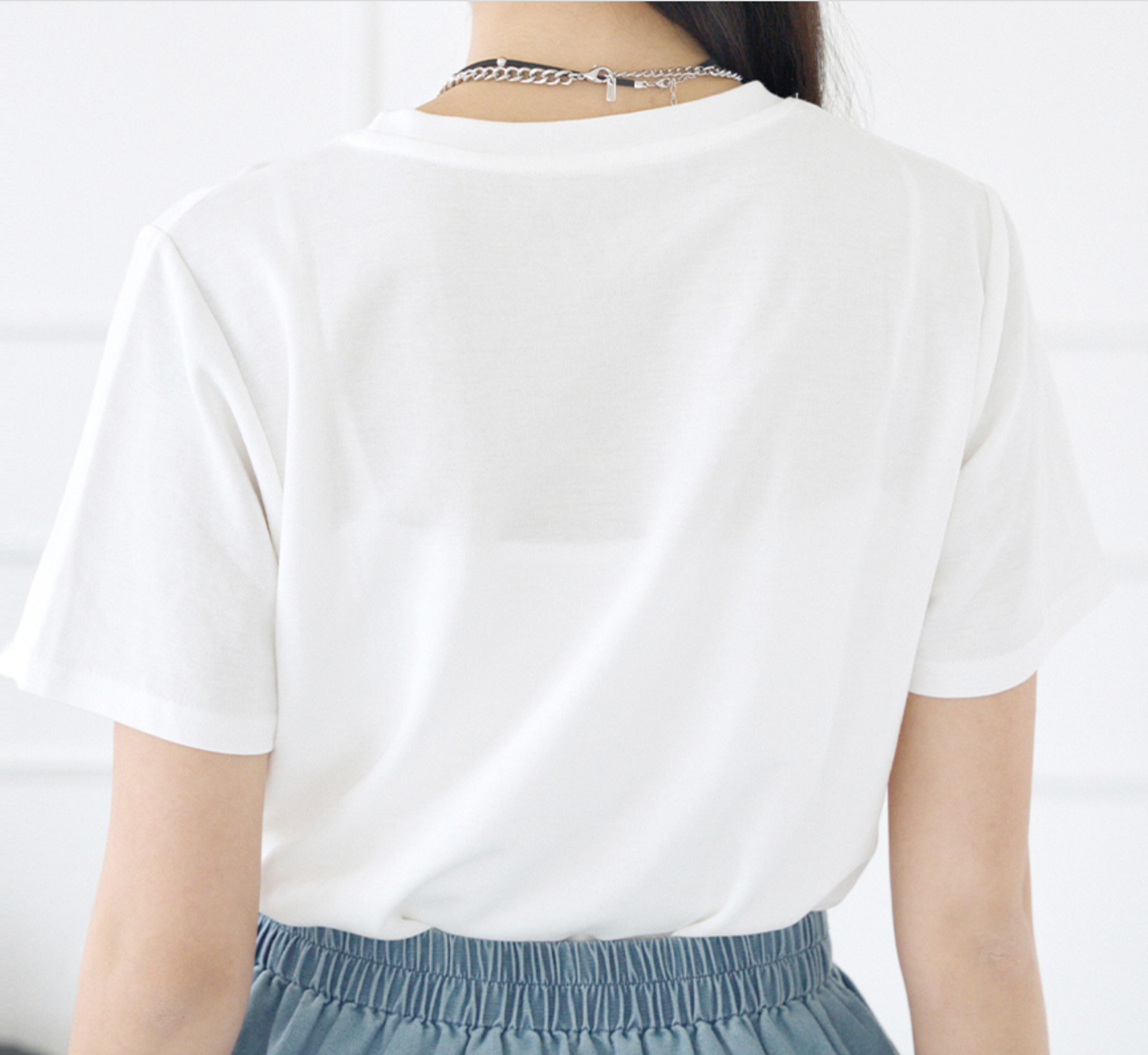 Camiseta Blanca con Estampado Floral Romántico