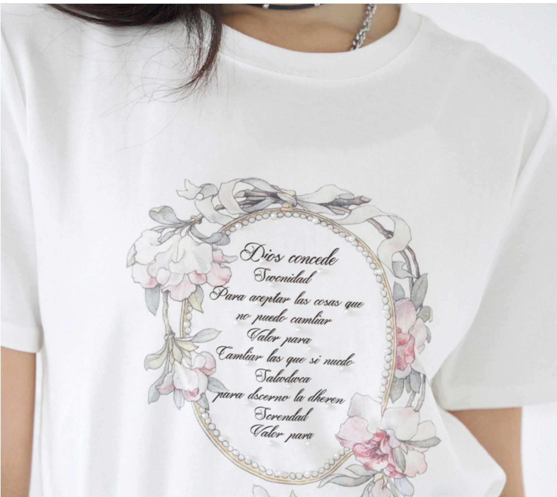 Camiseta Blanca con Estampado Floral Romántico