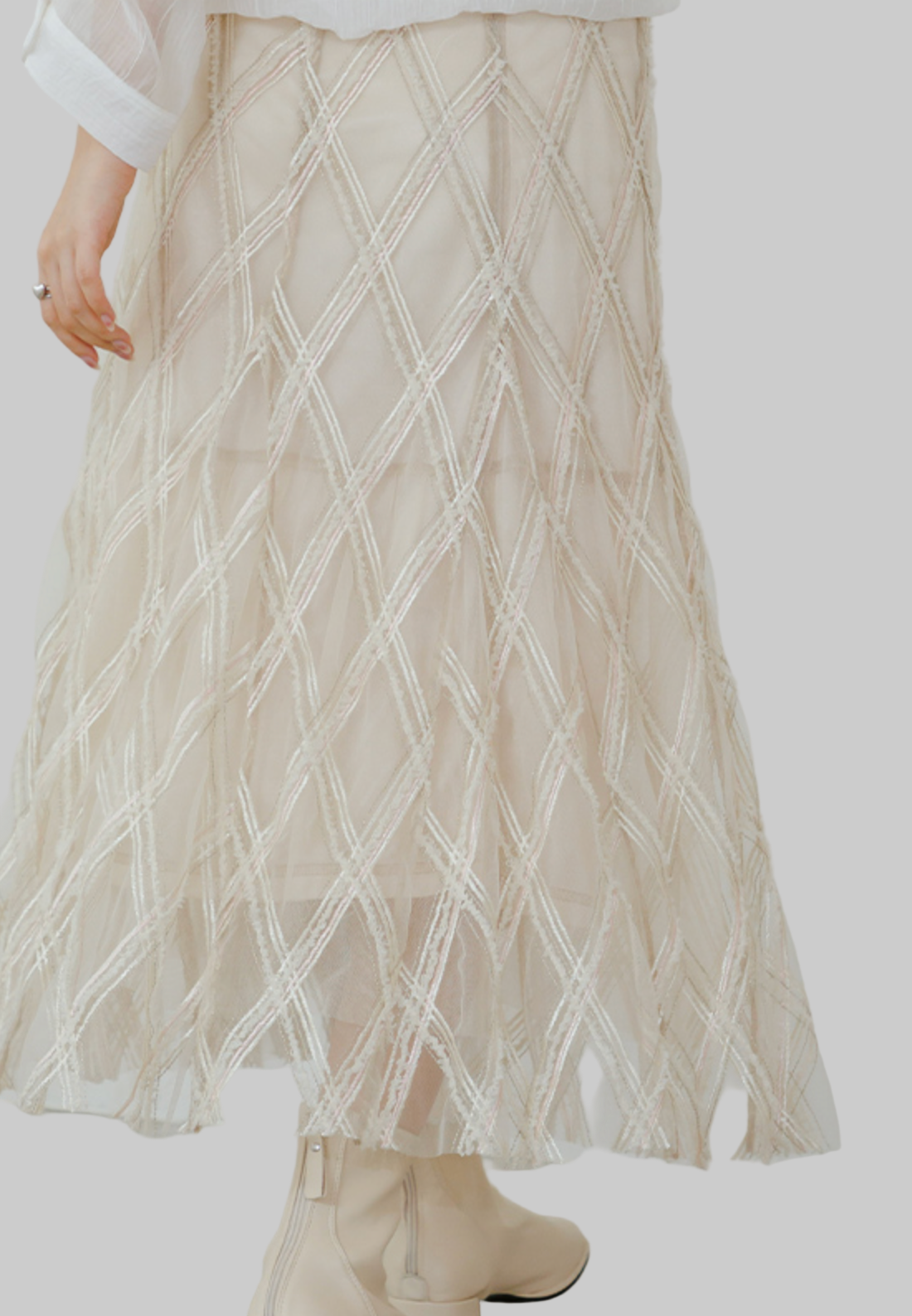 Falda Midi Beige: Textura Sofisticada y Bordado Geométrico