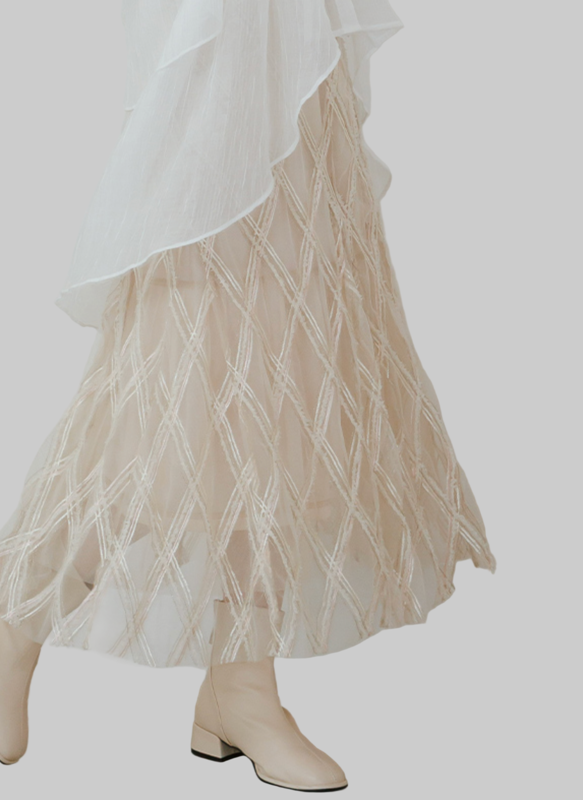 Falda Midi Beige: Textura Sofisticada y Bordado Geométrico