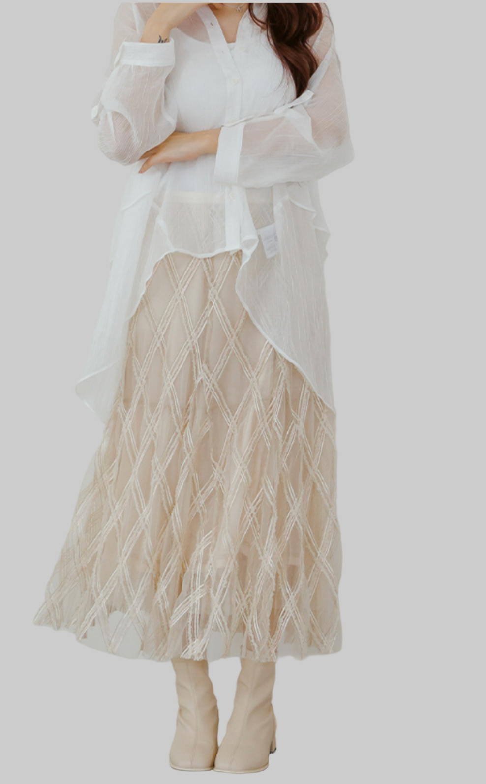 Falda Midi Beige: Textura Sofisticada y Bordado Geométrico
