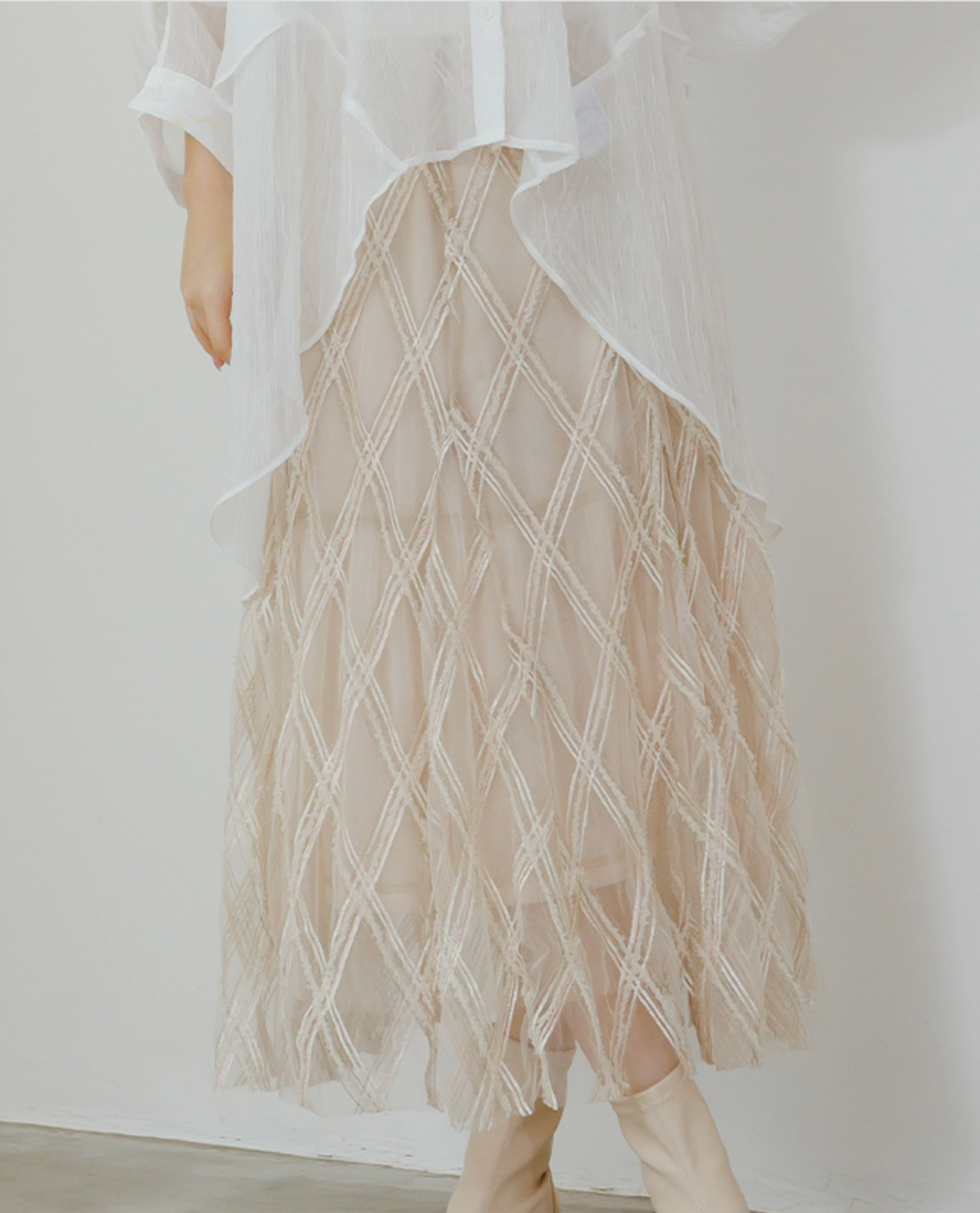 Falda Midi Beige: Textura Sofisticada y Bordado Geométrico