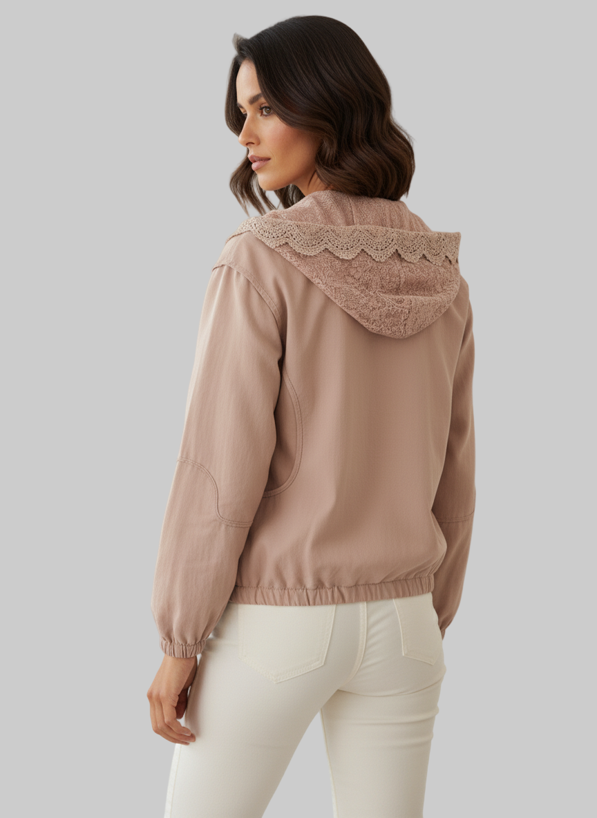 Chaqueta Romántica con Capucha: Confort y Encaje Floral