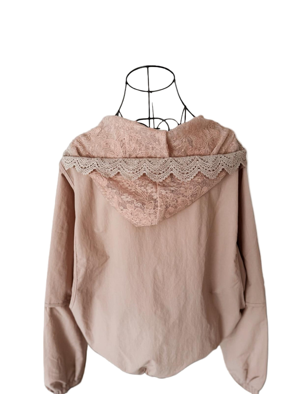 Chaqueta Romántica con Capucha: Confort y Encaje Floral