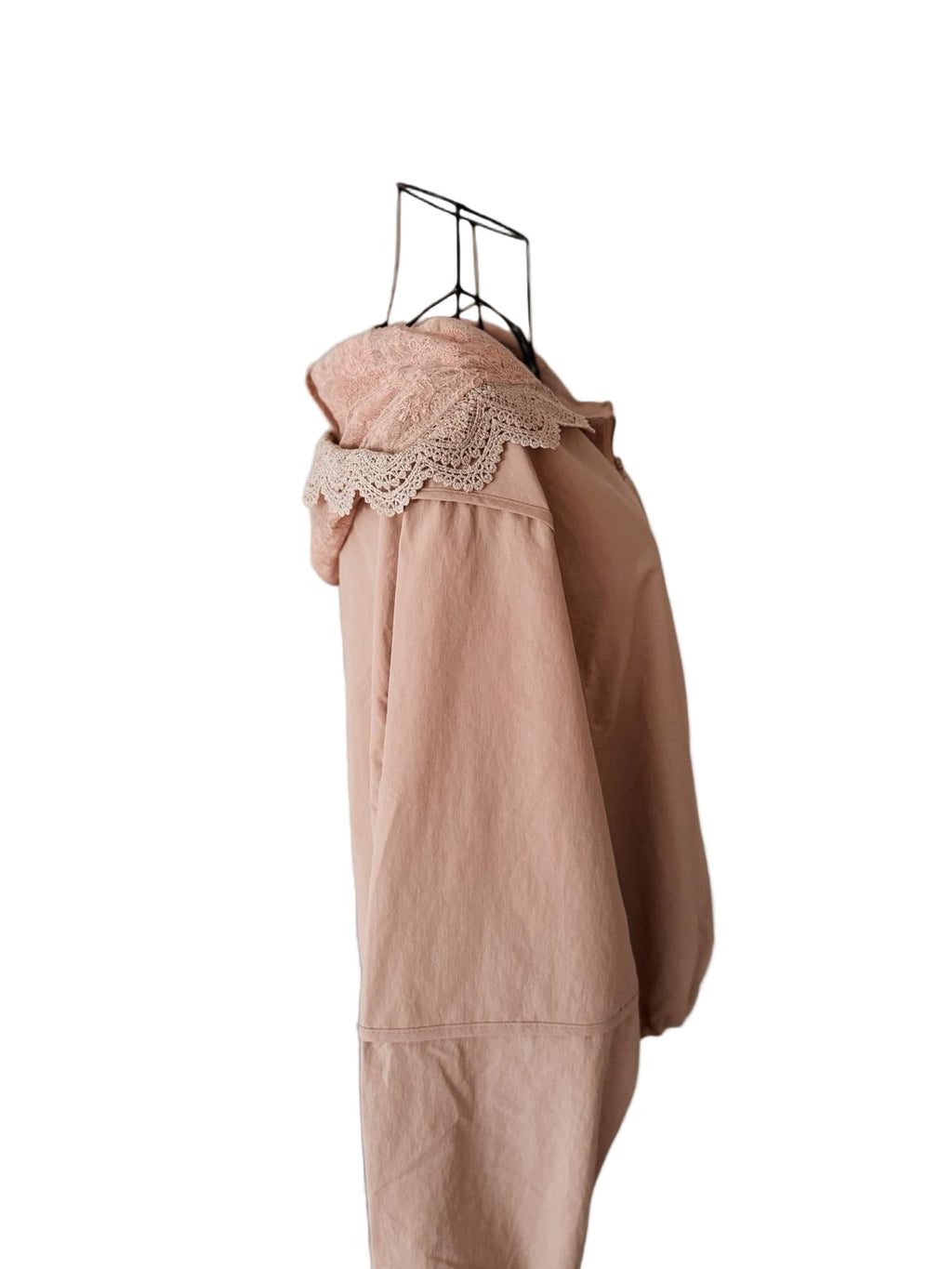 Chaqueta Romántica con Capucha: Confort y Encaje Floral
