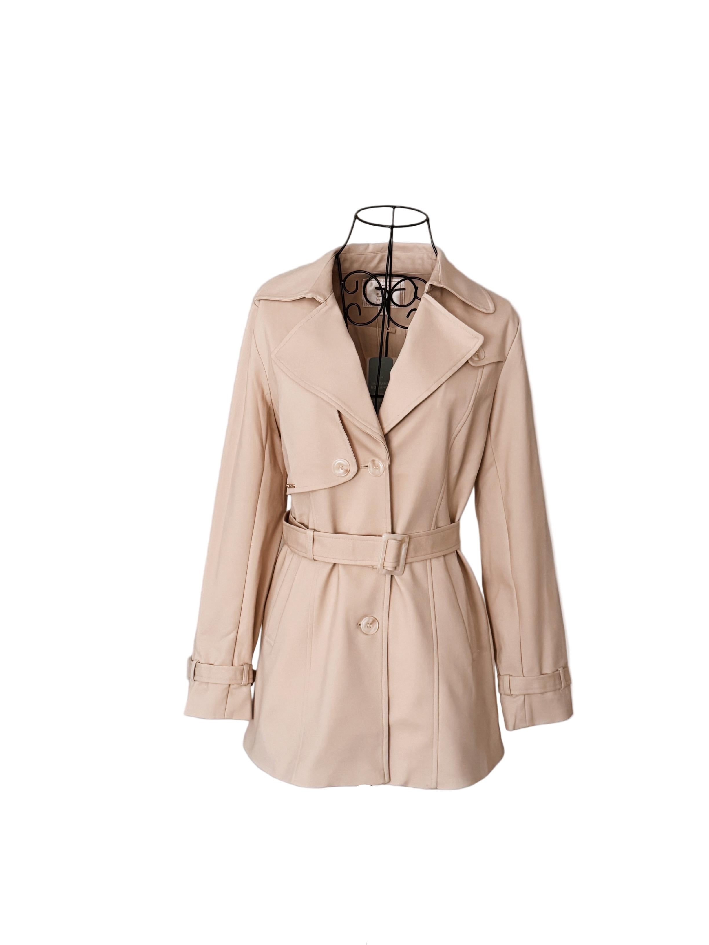 Trench Coat Beige Nude: Lujo y Elegancia Clásica