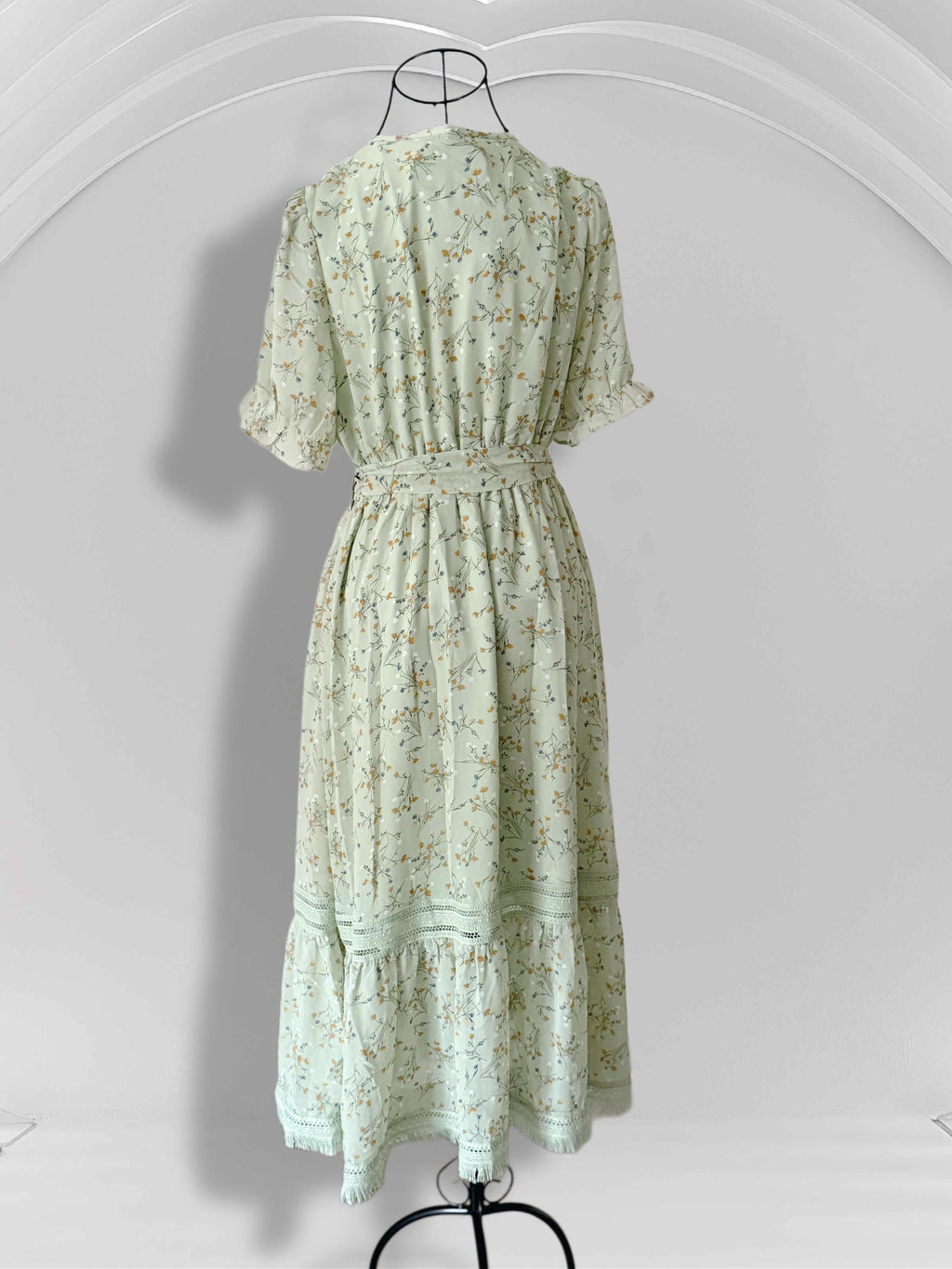 Vestido Midi Floral con Cuello Alto y Encaje