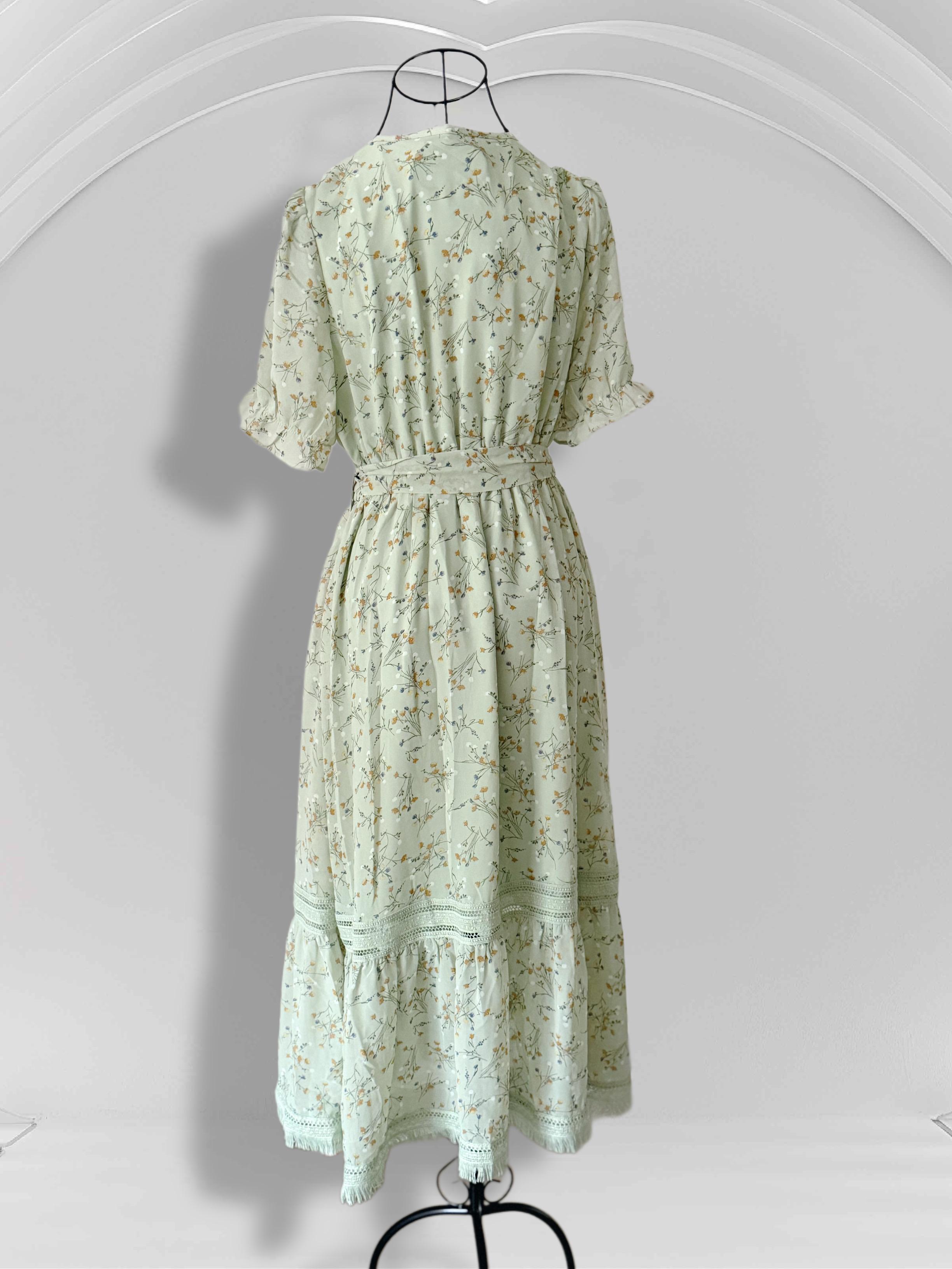 Vestido Midi Floral con Cuello Alto y Encaje