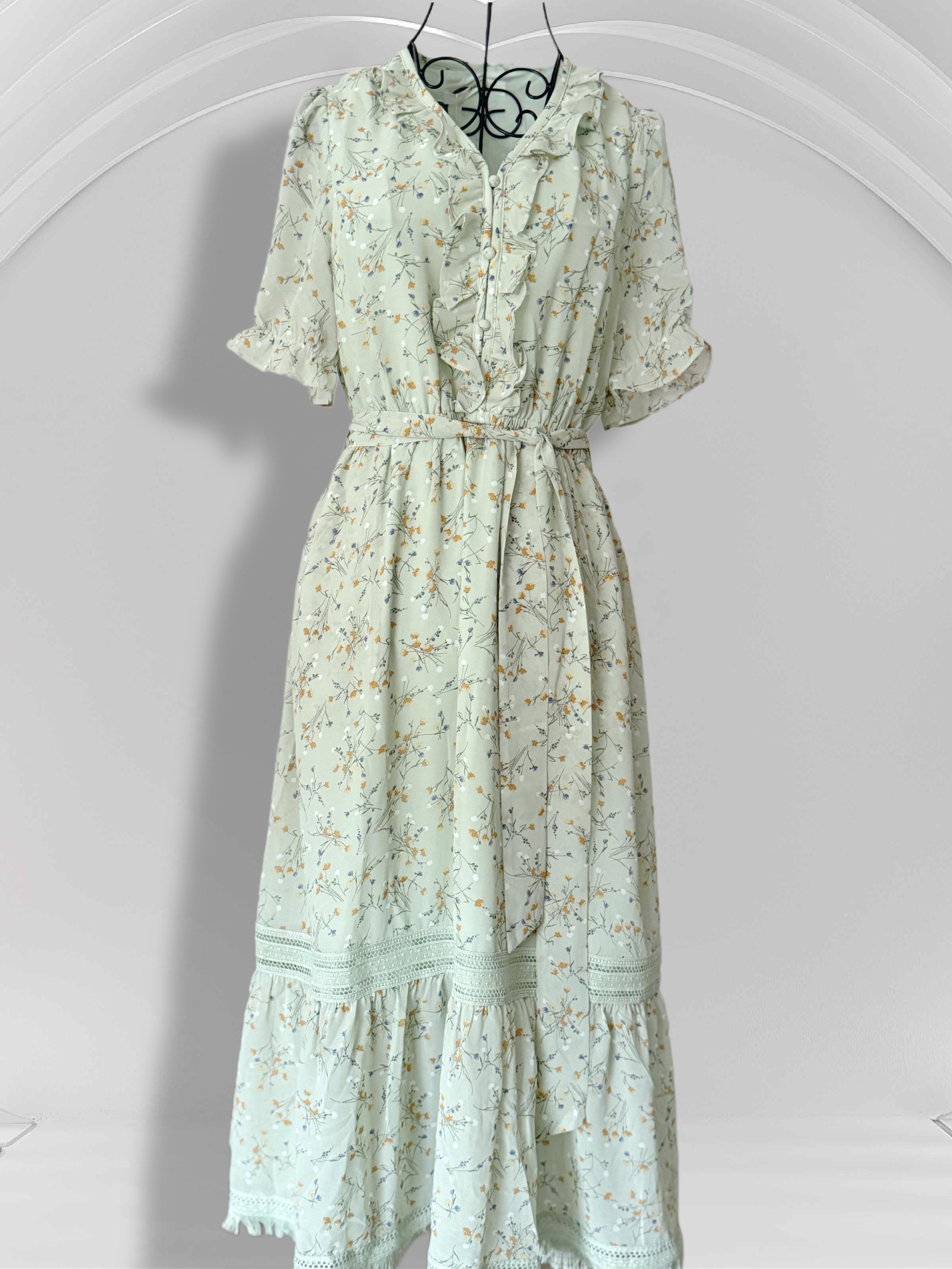 Vestido Midi Floral con Cuello Alto y Encaje