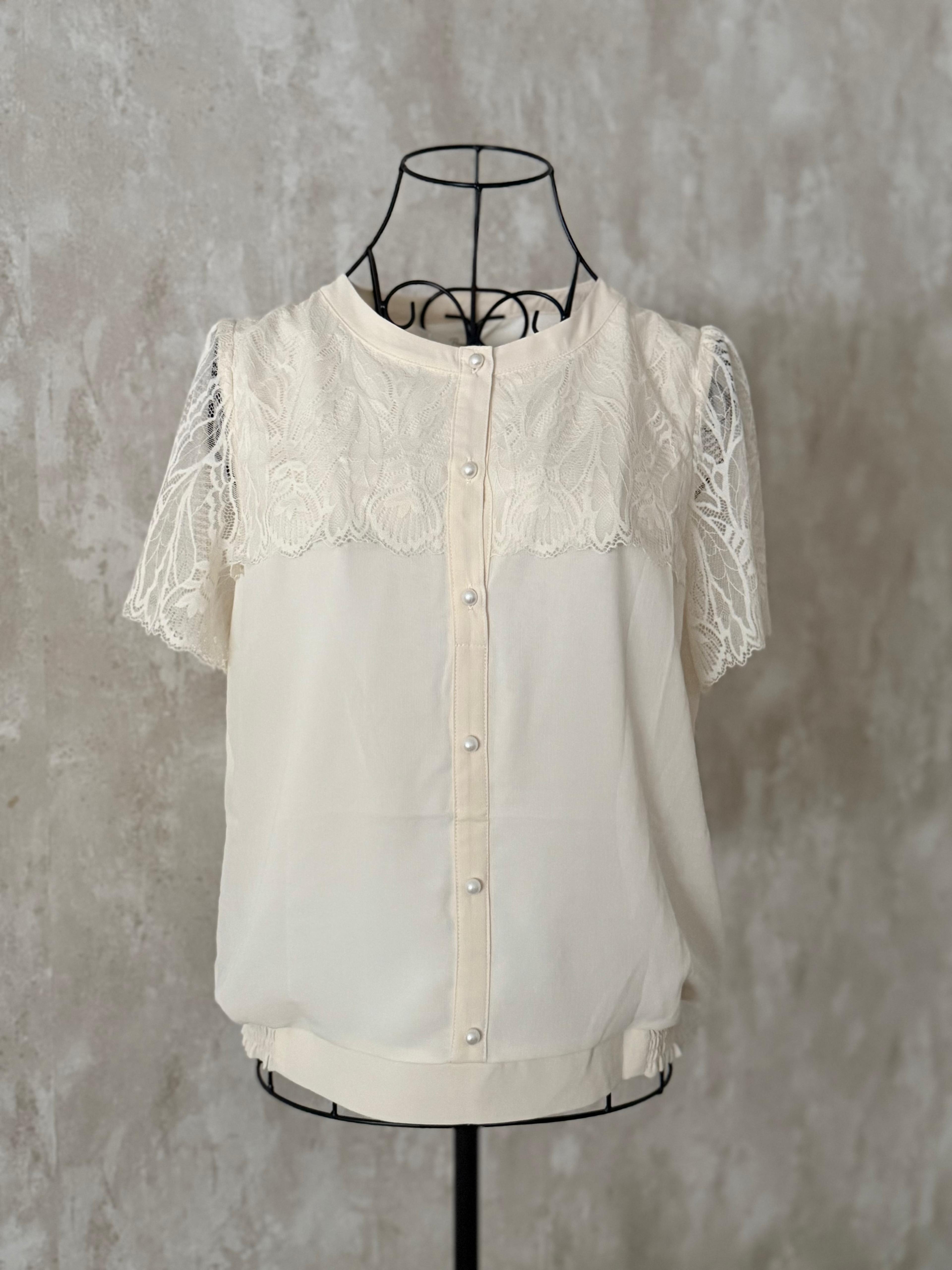 Blusa Romántica de Encaje Floral