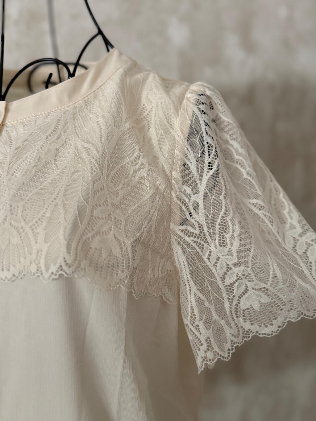 Blusa Romántica de Encaje Floral