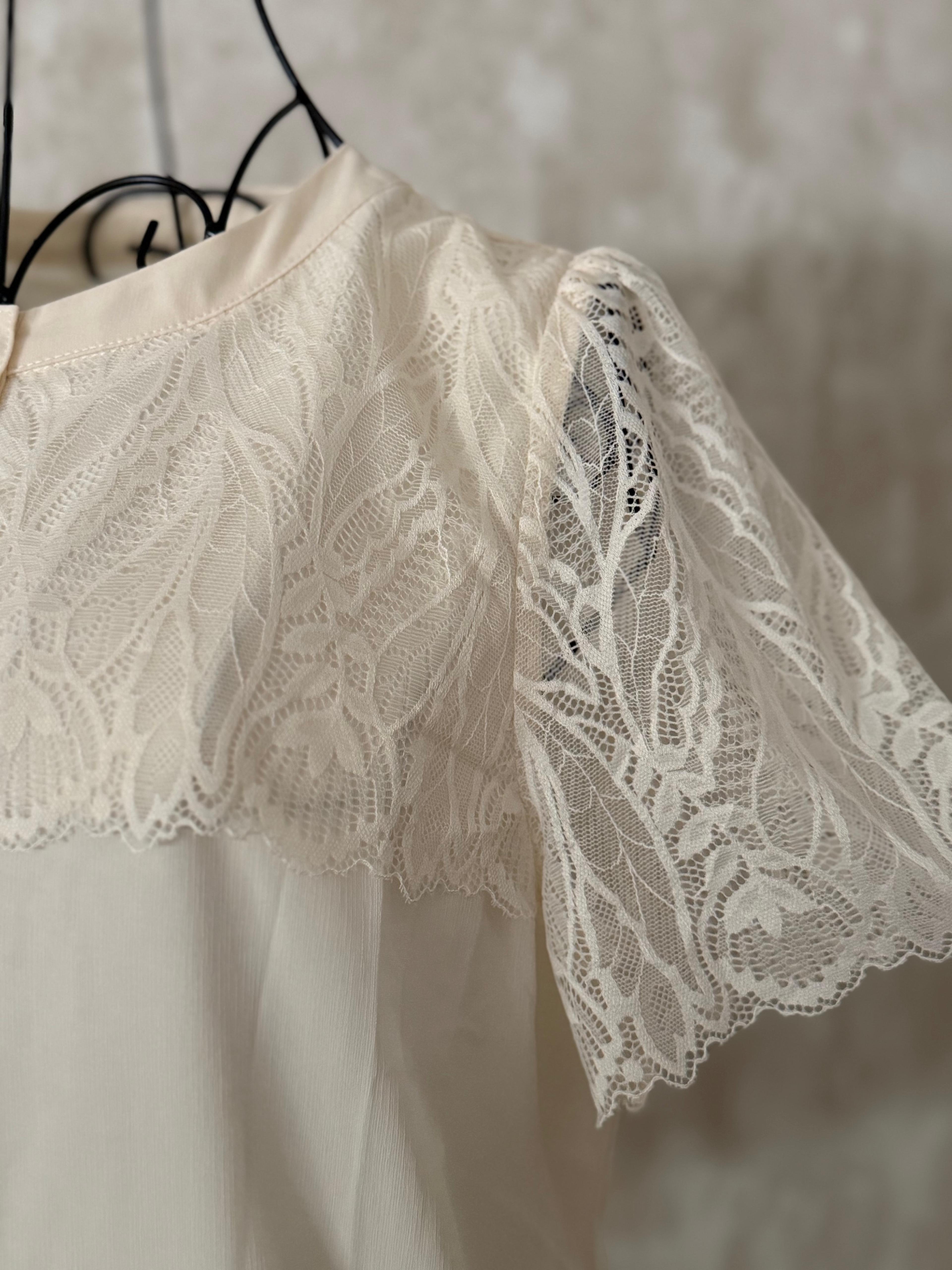 Blusa Romántica de Encaje Floral