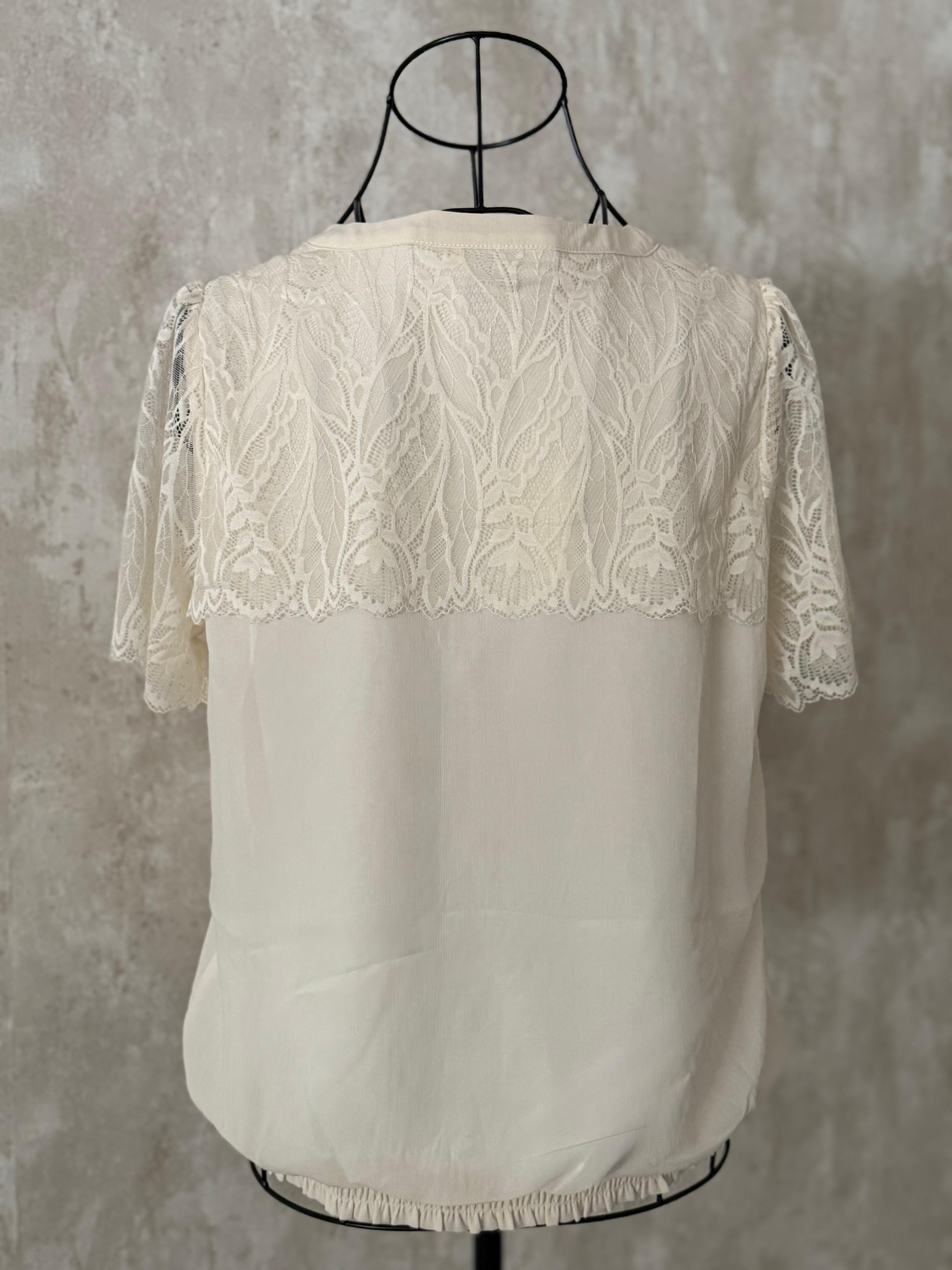 Blusa Romántica de Encaje Floral