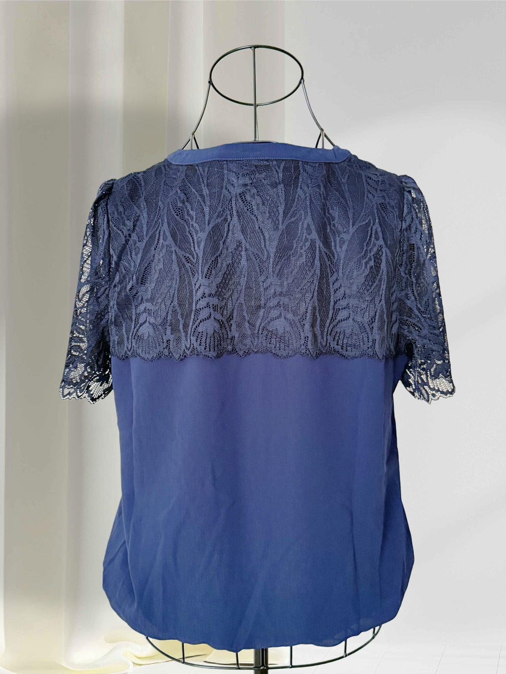 Blusa Romántica de Encaje Floral