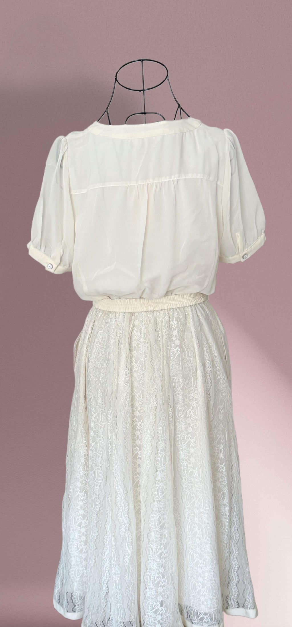 Vestido Midi de Crêpe de Seda y Encaje: Elegancia Atemporal